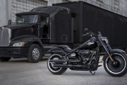 映画「ターミネーター2」でお馴染みのハーレー「ファットボーイ」30周年記念モデルが2500台限定で登場、お値段287万5400円