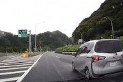 【動画】これがお盆。出口を逃して上信越道の右車線で停車してしまうシエンタが撮影される。