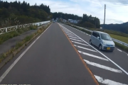 【恐怖】対向車線をバック走行する軽自動車が撮影される…