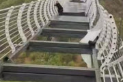 中国名物ガラスの吊り橋が崩壊して100mの高さに観光客取り残される　5/10