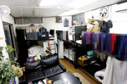 【話題】食費は月700円、激安シェアハウスに住む若者たちの絶望…10畳に2段ベッドが3つ