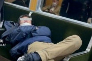 【狂気】阪急の電車内であごマスクの電車寝そべり男、特定されてヤバイことに・・・