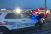 デトロイト警察、パトカーで善良な市民を多数はねる(動画)！