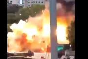 【中国福建省】EVやトラックなど数十台が大爆発する　動画あり