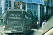 「ワクチンは打つな（Don’t get vaccinated.）」と書かれた葬儀社の広告トラックが爆走ｗ
