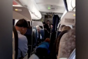 【動画】ほのぼの。ボーイング737の機内で珍しい迷子が捕獲される。