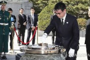 河野太郎、韓国の国立墓地「国立ソウル顕忠院」で焼香し黙祷（2018年の記事）