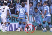 ◆悲報◆ジュビロ磐田DFリカルド・グラッサ、エリア内で眼の前にこぼれたボール手で掻き出してしまう…勿論PK😭