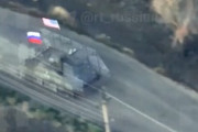【動画】装甲車にアメリカ国旗を掲げるという秘策に出たおそロシア。