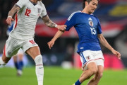 中村敬斗、ついにイングランドファンに見つかる！好パフォーマンスに衝撃「ベン・ホワイトが完全にボコられてる」