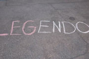 ◆画像◆残留決定弾のシュトゥットガルト主将遠藤航の家の前の道路に近所の子供が「LEGENDO」とチョークでｗｗｗ