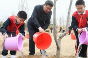 【画像あり】習近平国家主席、民衆と共に植樹活動に参加