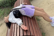【画像】公園にこんな女子高生が寝てたらどうする？