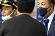 【阪神】井上一樹前ヘッドが宜野座を訪問、岡田監督にあいさつ　佐藤輝らへ「頑張れよ！」