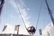 【動画】スペインの人間スリングショットでケーブルが切断する事故。4人負傷。