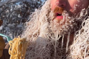 情報量多すぎ。寒冷地でラーメンを食べるとどうなるかを実験するラーメンヘアの男性