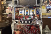 5号機旋風の用心棒16万円！タイのオシャレ輸入ヴィンテージショップでましもさんが発見「日本のスロット、国境超えればオシャレ家具」