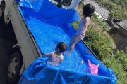【画像】ツイ民「軽トラの荷台をプールにしたよ！」