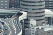 大阪ではビルの中を高速道路が通ってるんやで