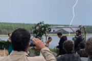 新郎が結婚の誓いのスピーチをする大切な場面ですぐ傍に雷が落ちるというハプニング