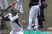 ロッテ、試合開始前に3kgもある鍛錬棒を振り込んでいた