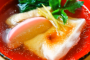 うちは父が九州で母が京都。父にとって雑煮といえばあごだしに鶏肉とかまぼこと小松菜、焼いた餅。でも母にとっては…