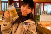 【画像】中学生っぽい女の子が夜の公園で氷結ストロングを飲んでる