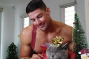 クリスマスシーズン特集？オーストラリアのイケメン消防士による「猫のラッピング方法」