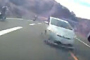 【動画】 あぶない！ ツーリング中に豪快な逆走プリウスミサイルと遭遇した衝撃映像が話題に