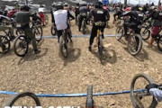 【動画】80番台スタートから追い上げるMTBダウンヒルレースのヘルメットカム。