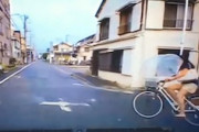 【東京】それは勘弁。傘差し自転車の姉ちゃんが滑りながら突っ込んでくる車載。