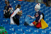 海外の反応「見習わなければ」大手メディアが日本代表サポーターのゴミ拾いを紹介！称賛の声続出