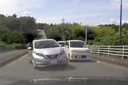 危険運転。無保険の高齢者ドライバーに前から突っ込まれたドラレコがひどい。