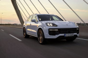 【ポルシェ】カイエンに最強版のターボEハイブリッド登場「SUVに739馬力ってやばいっすか？」