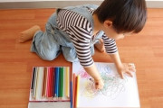 息子にお絵描きをせがまれるんだけど描いたものを鉛筆でぐちゃぐちゃに消されるのが悲しい。わざとなのか？