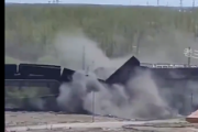 【動画】中国の列車、正面衝突で橋から次々と転落してしまう