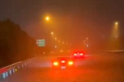 【動画】東関東自動車道でも複数の車が立ち往生してしまう。