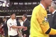 【動画】 鹿島アントラーズの選手、天皇杯表彰式でガム噛み、メダル外し、皇族の方にガムクチャ片手握手で批判噴出