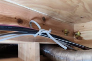 【悲報】家主「屋根裏のコードがコードで縛られてて大声で泣いちゃった」⇒これはありなのかなしなのか賛否に
