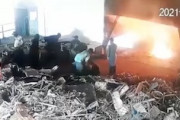 【衝撃】くず鉄製錬溶鉱炉に男性作業員が落ちてしまう衝撃映像。