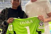 ◆画像◆大坂なおみ、サンチャゴ・ベルナベウでマドリーGKクルトワからユニフォームを貰う