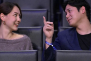 大谷翔平　妻・真美子さんと仲むつまじくNBAレイカーズ戦を生観戦　レイカーズ特別ユニフォームを持って笑顔