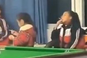 【衝撃映像】中国の小学生男女、ビリヤードをしながら煙草を嗜む　周囲の大人達は気にも留めず