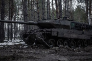 ウクライナ軍のレオパルト2A6戦車がたった1両で、ロシア軍の車両を次々と撃破！