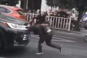 【動画】中国あるある、当たり屋男が乗用車に何度も頭突き！路上に仰向け～！
