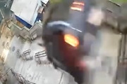 【動画】ブラジルで47歳が運転する車が大階段を飛び落ちてしまう事故。