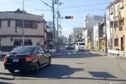 【動画】京都の交差点、治安が悪すぎる。信号無視と信号無視が対峙してしまうドラレコ。