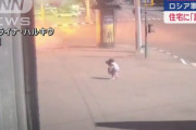 歩道を歩いていた女性の目の前に着弾の瞬間、ロシア軍「誘導爆弾」がハルキウを攻撃！