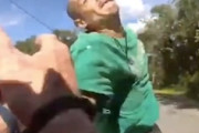 【動画】ハサミ男に襲われた警察官のボディカムがこええ(@_@;)