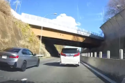 【ドラレコ】X民さん「突然の車線変更で死ぬかと思った」